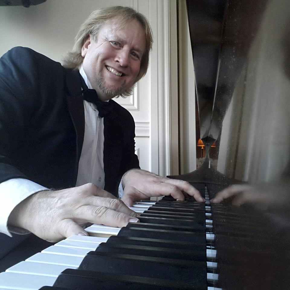 Pastor Rennie Kaufmann at the keyboard